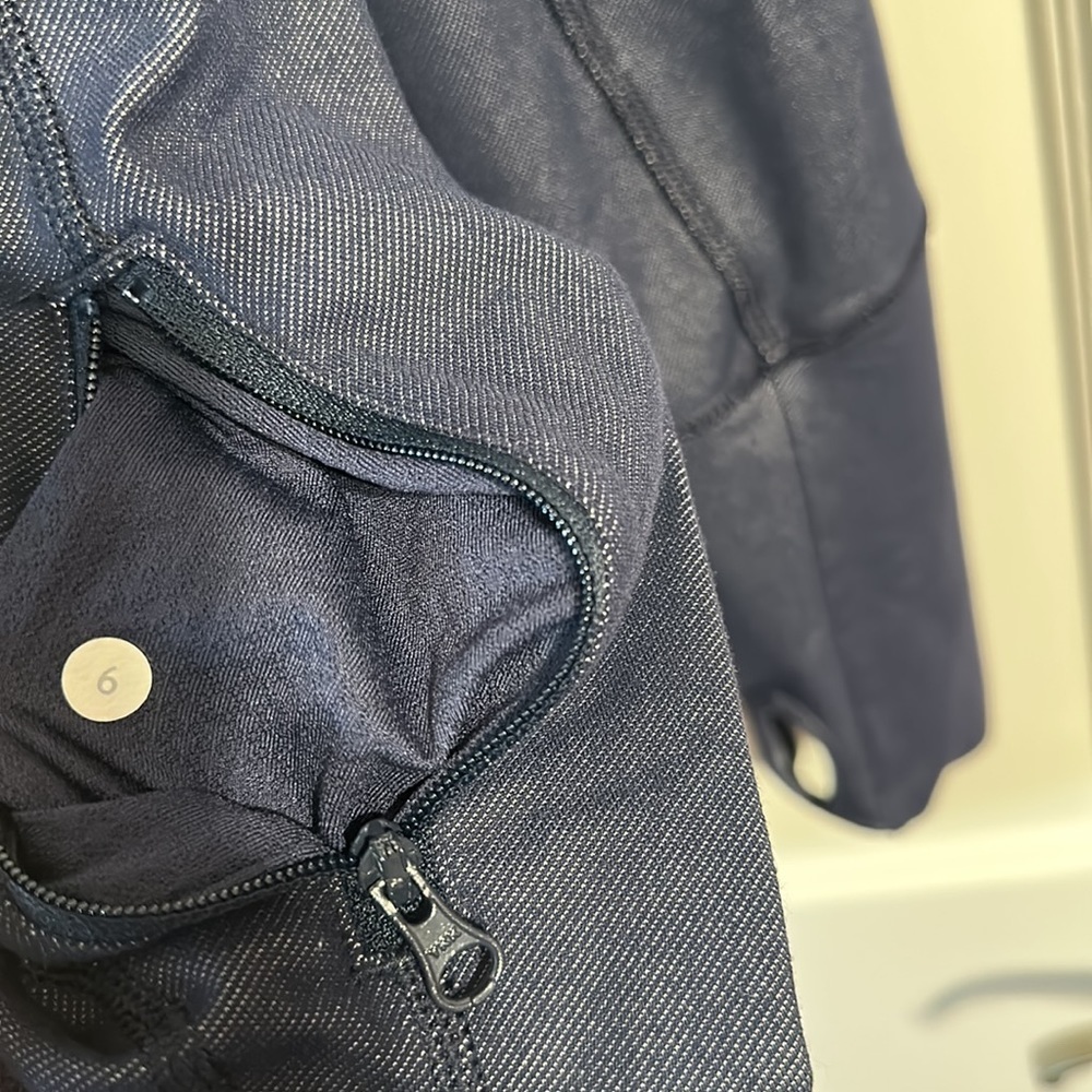 Lululemon Hooded Zippered Blue Denim Look Workout Jacket With Thumb Holes Size 6 - Picture 11 of 17